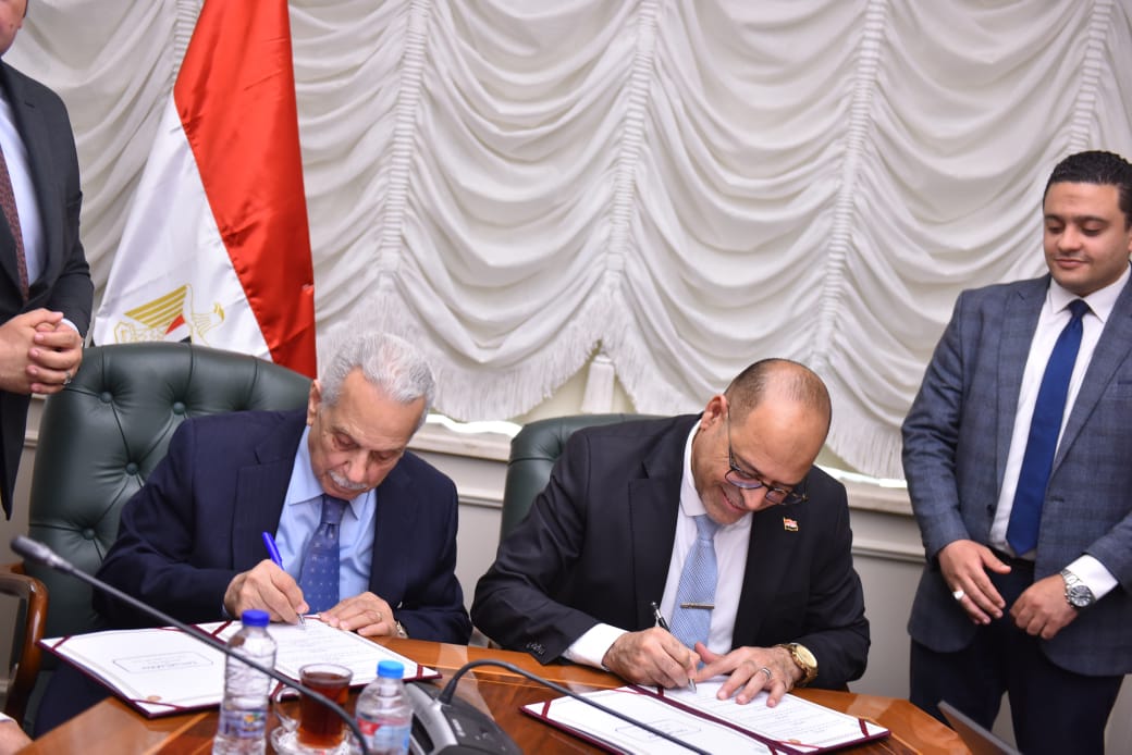 وزير القوى العامله 